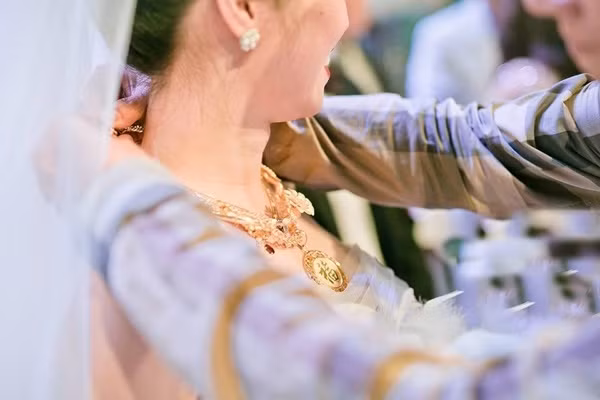 Trong khi Tuấn Anh bị hút hồn bởi vẻ xinh đẹp, lạnh lùng của Vân Anh thì cô lại bị sự bảnh bao, lịch lãm cùng phong thái đầy tự tin của anh đốn gục. Cả hai đã quấn quít không rời ngay trong buổi tiệc sinh nhật đó. 4 ngày sau, họ chính thức trở thành 1 cặp.