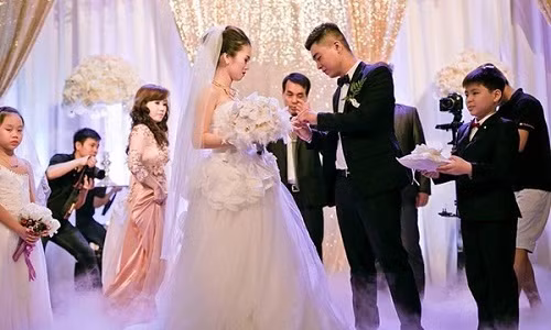 Đám cưới tại khách sạn 5 sao với riêng siêu xe rước dâu đã trị giá 5 tỷ. Tuấn Anh và Vân Anh tình cờ gặp gỡ trong tiệc sinh nhật một người bạn chung và lập tức trúng "tình yêu sét đánh" với người kia.
