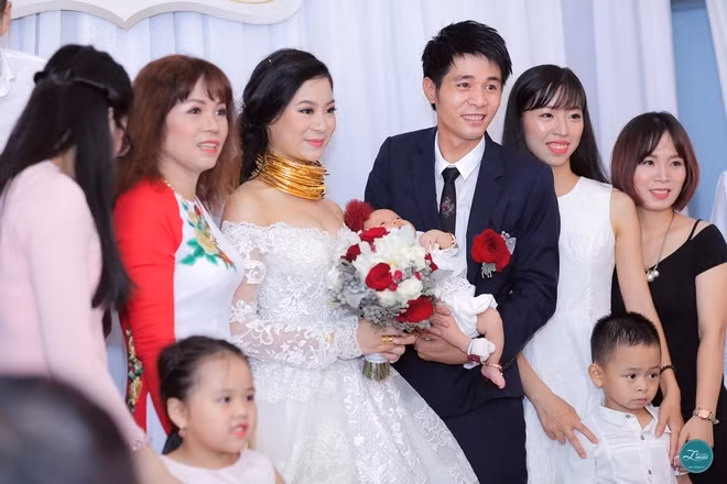 Ông Thành khởi nghiệp từ buôn bán phế liệu cách đây hơn 10 năm rồi sau đó mở rộng ngành nghề kinh doanh. Tòa nhà này nằm bên bờ sông Tô Lịch gần đường Hoàng Quốc Việt - HN, có diện tích khoảng 400m2, xây cao 5 tầng, được thiết kế như những lâu đài cổ ở nước ngoài.