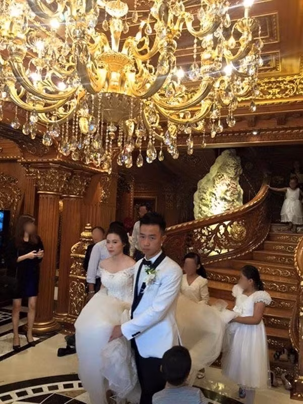 Đám cưới con đại gia chủ lâu đài 'gà vàng’ 300 tỷ. Trước đám cưới bạc tỷ của con trai đại gia “Trung Con” không lâu là đám cưới xa hoa không kém của cậu ấm nhà đại gia “Thanh sắt” tại Hà Nội. Đám cưới khủng này gây chú ý với dàn xe sang, khách mời là nhiều doanh nhân, ca sĩ.