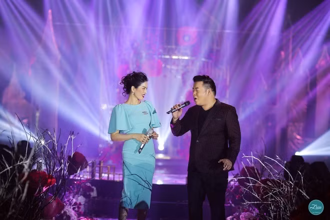 Tối 1/7/2017, trên một trang diễn đàn lớn vừa đăng tải một bài viết với những hình ảnh và thông tin về một siêu đám cưới được diễn ra tại Đông Anh, Hà Nội khiến cộng đồng mạng không khỏi xôn xao và choáng ngợp.