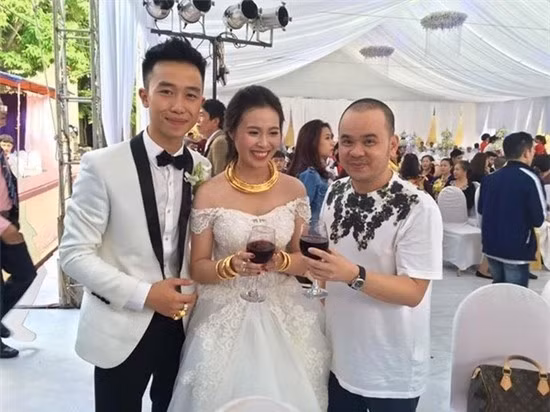 Đám cưới của con trai chủ tòa lâu đài "gà dát vàng" trị giá 300 tỷ đồng trên đường Hoàng Quốc Việt vừa diễn ra ngay tại tư gia. Cô dâu và chú rể đeo nhiều quà tặng bằng vàng, giữa khung cảnh tráng lệ.