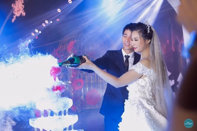 Chưa dừng lại ở đó, siêu đám cưới này còn nâng cao tầm giá trị hơn khi có cả một dàn hoa cưới trang trí giá tiền tỷ cùng một lễ đường siêu rộng, siêu hoành tráng không khác gì một sân khấu ca nhạc trong một chương trình lớn.
