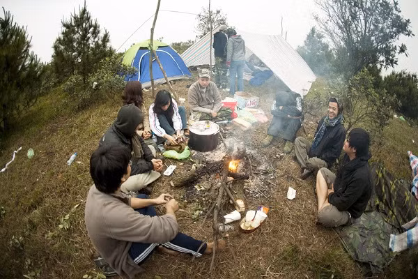 Trên đỉnh núi còn có bãi đất rộng nhiều cây xanh và khá bằng phẳng, có thể cắm trại và nướng đồ ăn. Bạn nên chuẩn bị sẵn đồ ăn vì dịch vụ ăn uống tại đây chưa đầy đủ. Dịch vụ ở Hàm Lợn khá rẻ, nếu đi theo đoàn 4 người trở lên, chi phí cũng khoảng 1 triệu đồng. Ảnh: Dulichhamlon.