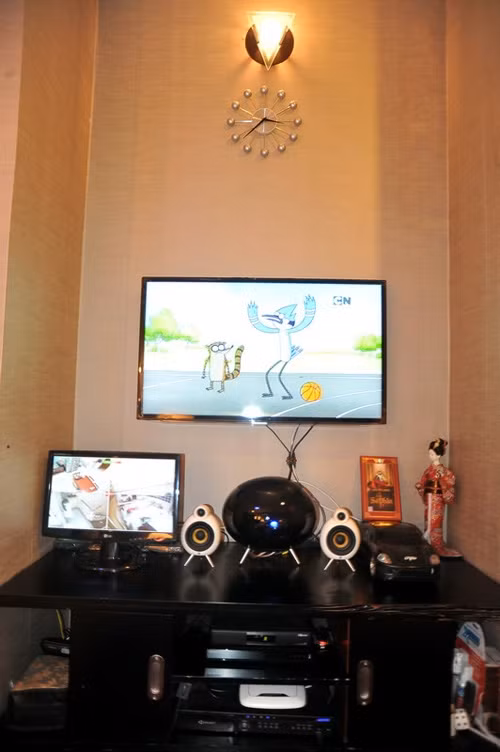 Căn nhà rộng hơn 80m2 gồm một trệt, hai lầu, được chủ nhân thiết kế để dành riêng cho mình về nghỉ ngơi sau những giờ chạy sô, làm việc căng thẳng. Nữ ca sĩ Thanh Thảo đã chọn màu trắng làm chủ đạo giúp căn nhà trang nhã, hiền hòa giữa tán cây xanh.