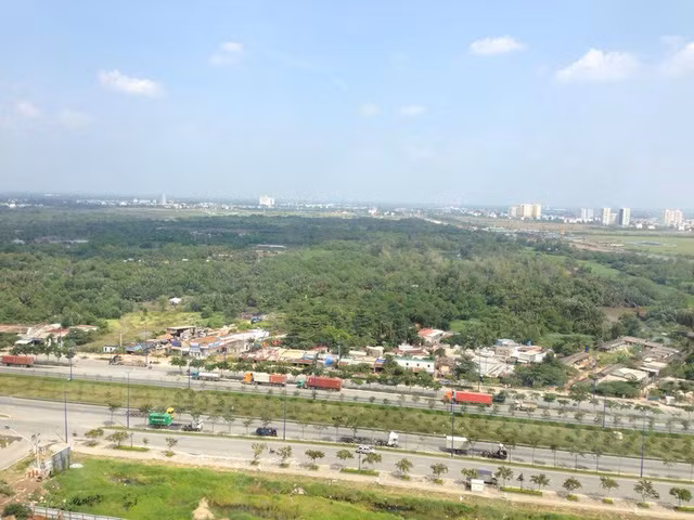 Sở dĩ cô chọn nơi đây là bởi khu này có công viên lớn và có đến ba hồ bơi, lại có cả sân chơi cho cậu con trai Jacky mỗi chiều nên giọng ca Người thứ ba rất thích.