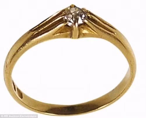 Nhẫn vàng 18k của bếp trưởng Thomas Hewitt.