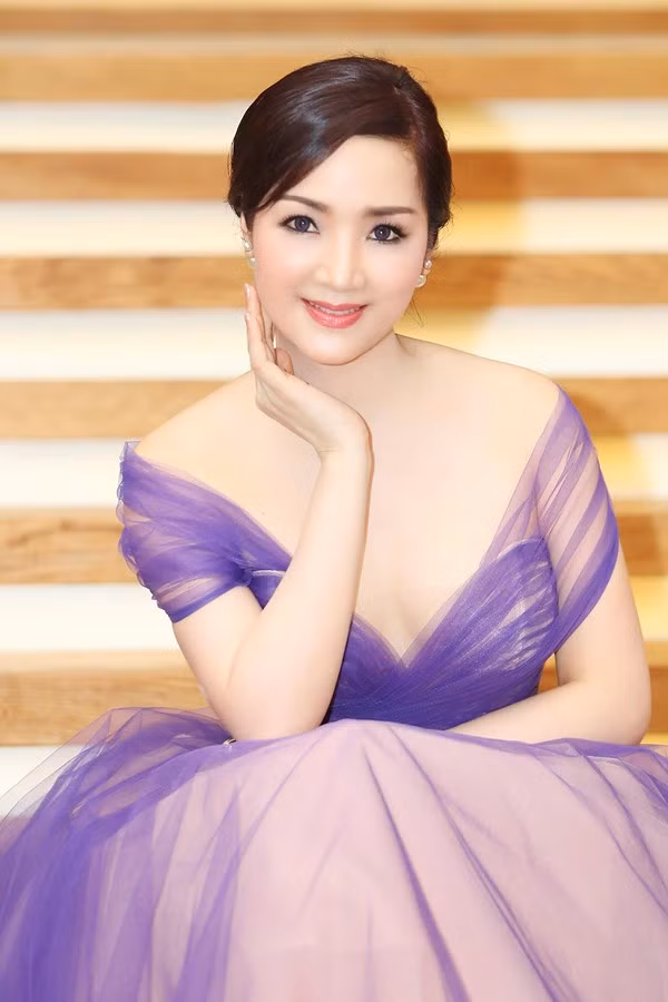  Giáng My ngoài vẻ xinh đẹp, cuốn hút thì còn có rất nhiều tài lẻ, đặc biệt là tài năng kinh doanh . Luôn xuất hiện trước công chúng trong những bộ váy áo, trang sức đắt tiền, Giáng My khiến cho cộng đồng mạng luôn “thổn thức” khi ngắm những bức ảnh cô chụp ngay tại ngôi nhà của mình.