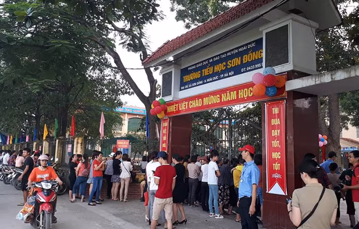 Tuy nhiên thay vì được vào bên trong trường cùng các con, các phụ huynh được bảo vệ yêu cầu đứng phía ngoài theo dõi lễ khai giảng.