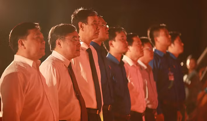 Các lãnh đạo Đảng, Nhà nước, Trung ương, TP Hà Nội, mẹ Việt Nam anh hùng, các cựu chiến binh và gần 1.000 đoàn viên, thanh niên đến tham dự lễ tri ân các anh hùng liệt sĩ.