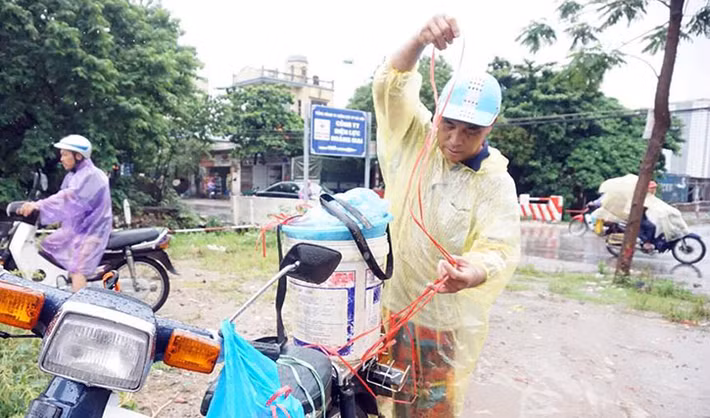Nhanh tay buộc thùng cá để về nhà.