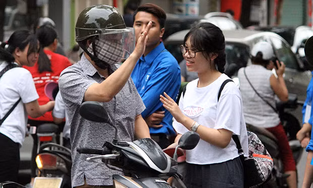 Sáng ngày 25/6, gần 1 triệu thí sinh trên cả nước bước vào kỳ thi THPT quốc gia 2018. Ghi nhận của PV Kiến Thức tại điểm thi trường THCS Nghĩa Tân (Hà Nội), các thí sinh được phụ huynh đưa đến điểm thi từ rất sớm với tâm trạng thoải mái, tự tin.