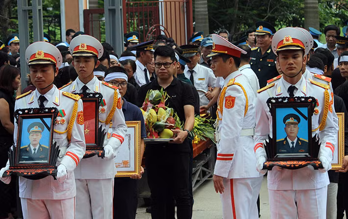 Thượng tá Khuất Mạnh Trí, Phó Trung đoàn trưởng Tham mưu trưởng (SN 1978, quê thị xã Sơn Tây, thành phố Hà Nội) và Đại tá Phạm Giang Nam, Chủ nhiệm an toàn bay Trung đoàn 921 (SN 1972, quê quán Thụy Bình, Thái Thụy, Thái Bình) là hai phi công đã hi sinh vào trưa ngày 26/7 trong lúc thực hiện nhiệm vụ huấn luyện bay chiếc máy bay Su-22, số hiệu 8551 của Trung đoàn Không quân 921, Sư đoàn 371, Quân chủng Phòng không - Không quân. Thông tin ban đầu, máy bay rơi tại làng Dừa (xã Nghĩa Yên, huyện Nghĩa Đàn, tỉnh Nghệ An).