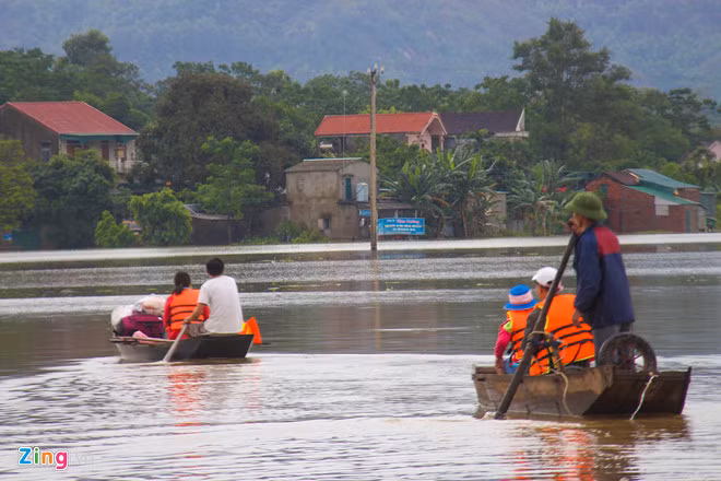 Sau bão số 3, mốt số con đường vào xã ở huyện Hương Sơn (Hà Tĩnh) bị "bao vây" bởi biển nước. Ảnh Zing.vn.