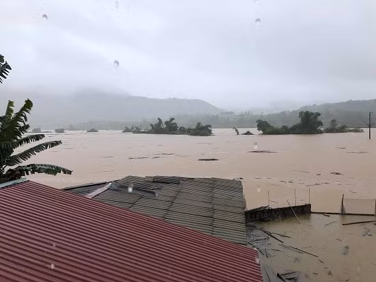 Trong khi đó, nhiều địa phương trên địa bàn tỉnh Lào Cai cũng đang chịu ảnh hưởng nặng nề của mưa bão. Hình ảnh mưa lũ ngập đến tận nóc nhà dân ở 2 thôn Ngầu 1, Ngầy 2 xã Võ Lao (huyện Văn Bàn, tỉnh Lào Cai). Ảnh: Dân Việt.