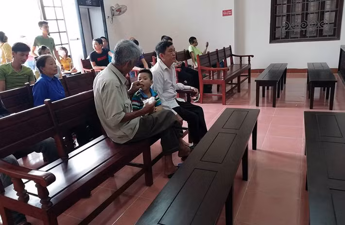 Ngoài ra, chị Nguyễn Thị Viên - nạn nhân bị tổn hại sức khỏe 14% - là vợ của anh Lê Văn Lượng - mẹ của Lê Tuấn Hùng (đã chết) có đơn xin hoãn xét xử phiên tòa nên sau khi hội ý, HĐXX TAND tỉnh Thái Nguyên quyết định hoãn phiên tòa xét xử phúc thẩm. Ảnh người thân của bị cáo.