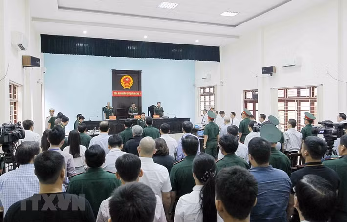 Quang cảnh phiên tòa xét xử Đinh Ngọc Hệ.