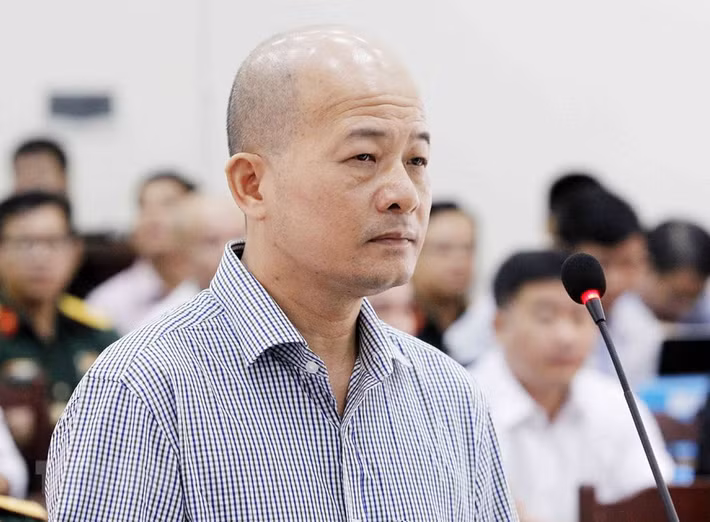 Bị cáo Đinh Ngọc Hệ tức Út "trọc", nguyên Phó Tổng giám đốc Tổng Công ty Thái Sơn (Bộ Quốc phòng) tại phần kiểm tra căn cước trước tòa.