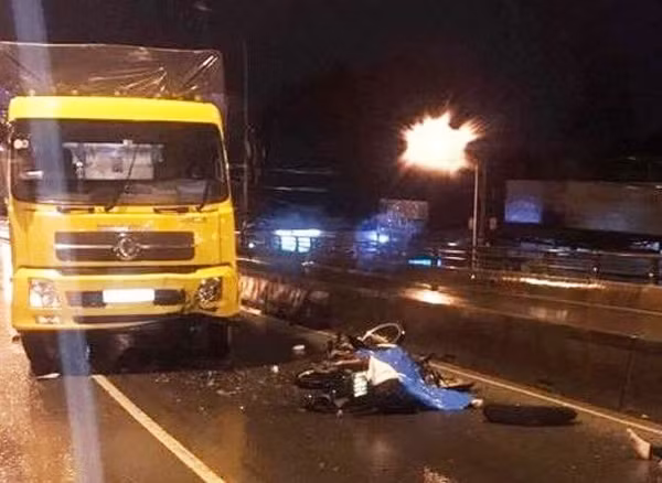 Khoảng 0h30 sáng 19/9, anh Nông Văn Tuấn (26 tuổi) điều khiển xe máy mang BKS:60X3-2916 chở theo Nông Văn Hiếu (21 tuổi, cùng quê tỉnh Đắk Lắk) lưu thông ngược chiều trên cầu vượt Amata (TP. Biên Hòa) hướng từ ngã ba Điểu Xiển về hầm chui Tam Hiệp. Đi đến giữa cầu xe máy đâm trực tiếp với xe tải BKS: 60C-359.50. Hậu quả, vụ tai nạn khiến hai nạn nhân trên xe máy tử vong tại chỗ. Ảnh: Báo Giao Thông.
