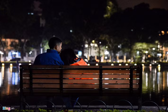Đôi trẻ nép sát, trao cho nhau những cái ôm thật chặt.