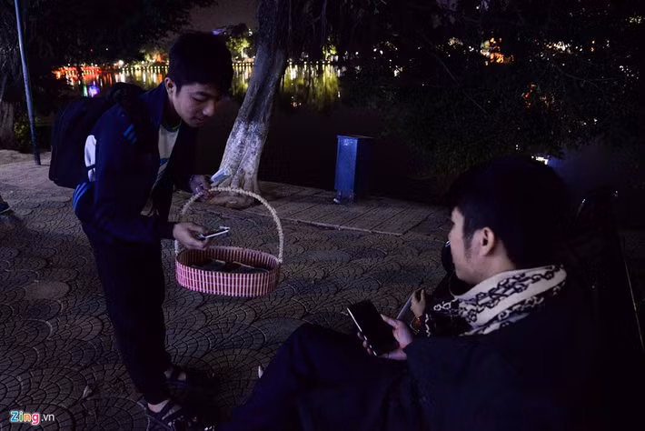 Đây cũng là dịp sinh viên tranh thủ kiếm tiền thêm thu nhập để trang trải cho cuộc sống xa nhà.