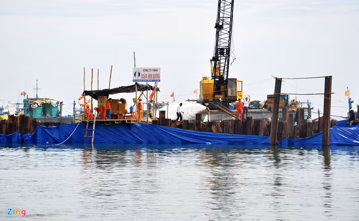 Tháng 5/2013, cơ quan chức năng đóng cọc cừ larsen làm đê vây, hút thổi cát khai quật cổ vật dưới đáy biển theo phương pháp như trên bờ, thu về gần 270 thùng (hàng nghìn cổ vật quý). Lộ diện trên nền cát đáy biển là con tàu gỗ gần như còn nguyên vẹn sau khoảng 700 năm đắm ở vùng biển Bình Châu. 