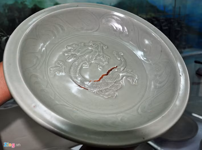 Loại đĩa men ngọc màu xanh da táo trang trí nổi hình rồng mang đặc trưng nghệ thuật thế kỷ 13, độc bản quý hiếm phát hiện trên tàu 700 tuổi.