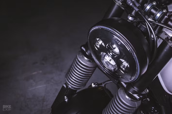 Nơi làm việc của hãng Bolt đồng thời là xưởng Campos Racing. Trong khi đội đua chuẩn bị cho các giải công thức 2, 3 thì Adrian tập trung vào việc độ xe. Chiếc BMW R100RS 1982 là một ví dụ.