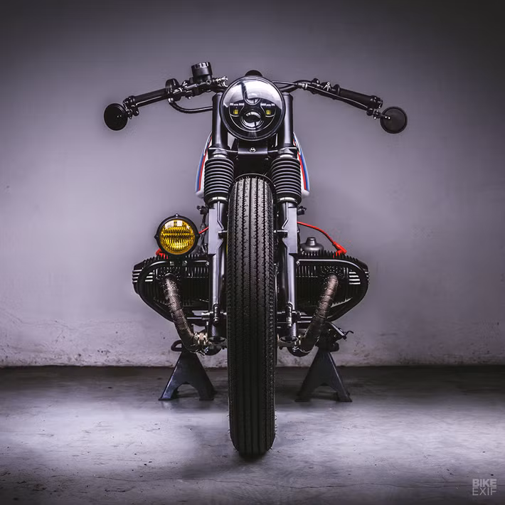 Phần đuôi là điểm nhấn của mẫu độ. Đèn đuôi và xinhan được tích hợp vào yên thay vì đặt rời trên dè sau. Chúng rất khó nhận thấy cho đến khi phát sáng. Mẫu độ đi kèm một bình xăng và yên xe màu khác để khách hàng tự thay đổi.