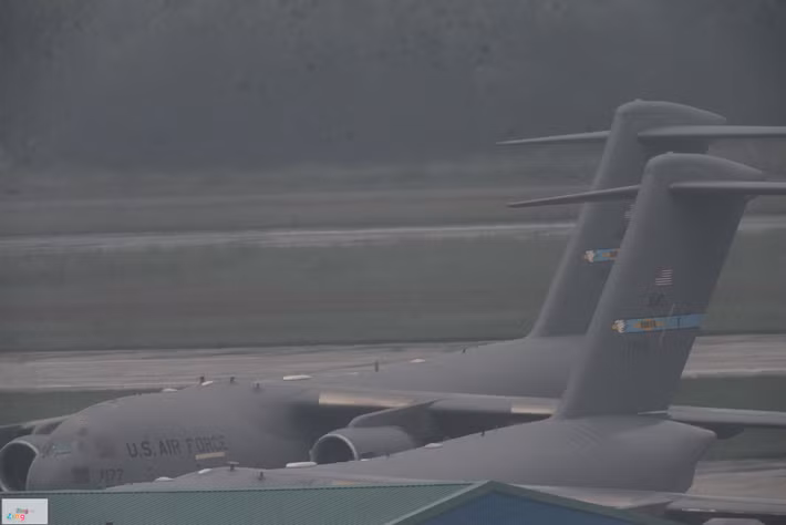 Lúc 12h20, liên tục 2 chiếc C-17 khác hạ cánh.