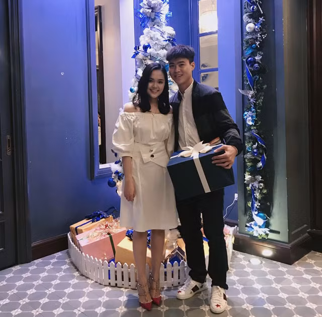 Cô từng được báo chí nhắc đến nhiều khi đội mưa cổ vũ cho anh rể Văn Quyết ở trận thắng đậm của đội tuyển Việt Nam trước Campuchia (Vòng loại Asian Cup 2019) vào tháng 10/2017. Nhan sắc và cách cổ vũ rất "máu lửa" của cô đã khiến cộng đồng mạng khi đó phải chú ý.