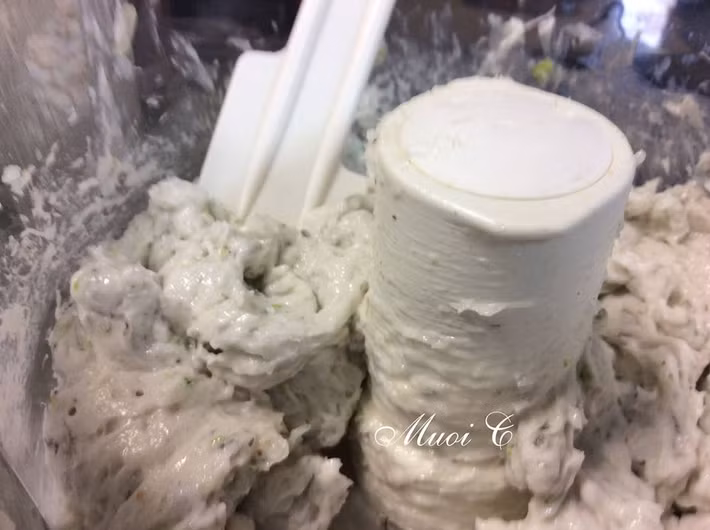  Cách làm chạo tôm: -Tôm rã đông, rửa sạch, để ráo nước, đập dập (giúp tôm dai hơn). Trộn tất cả nguyên liệu vào một cái âu lớn, cho vào ngăn đá tủ lạnh khoảng 1 giờ rưỡi, khi thấy tôm hơi đông là được.