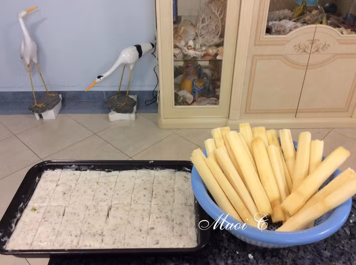 Cho tôm vào máy xay thịt, xay 2 phút tôm sẽ nổi trắng, dẻo mịn. Tiếp tục cho tôm vào khay và bọc mía.