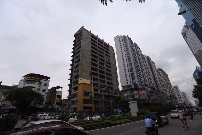 Tối 27/9/2018, một dự án gây chết người khiến dư luận sửng sốt. Đó là dự án Trung tâm thương mại và văn phòng cho thuê (lô 4.6NO đường Lê Văn Lương) đã bị rơi thanh sắt khiến 1 người tử vong và 1 người bị thương. Ảnh: Vietnamnet.
