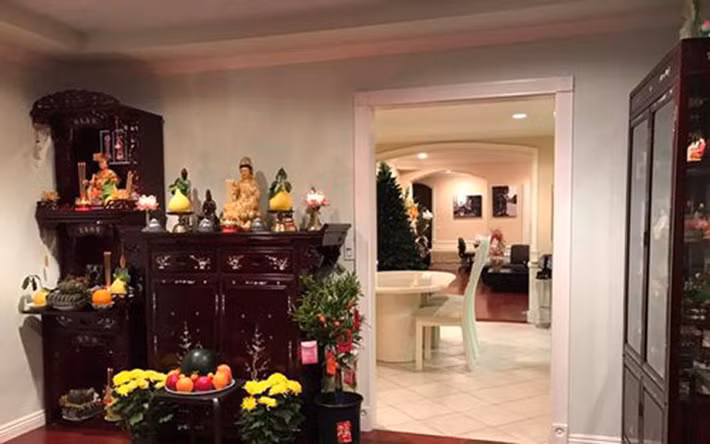 Trong nhà, Quang Lê cũng đặt một bàn thờ ông bà tổ tiên và thần Phật.