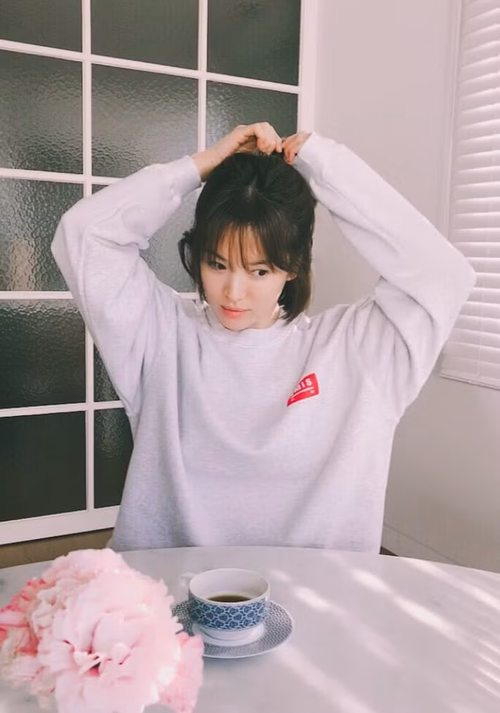Ngay cả trong bức ảnh ngồi thưởng trà của Song Hye Kyo, cộng đồng mạng cũng soi ra giá chiếc tách uống trà thoạt nhìn tưởng đơn giản nhưng lại là thiết kế của Hermes và có giá đến 20 ngàn won (tương đương 4,2 triệu đồng). Nguồn ảnh: Neitizen.
