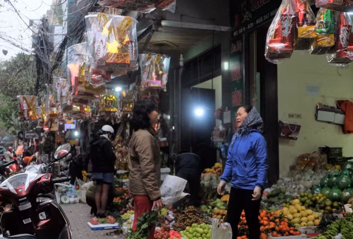 Rằm tháng Chạp là ngày lễ sớm nhất, đánh dấu thời điểm Tết Nguyên Đán sắp đến. Tiếp ngay sau đó là ngày tiễn ông Táo 23 tháng Chạp. Do đó, bên cạnh việc sắm lễ cúng rằm tháng Chạp, nhiều người dân tranh thủ sắm lễ ông Táo sớm.