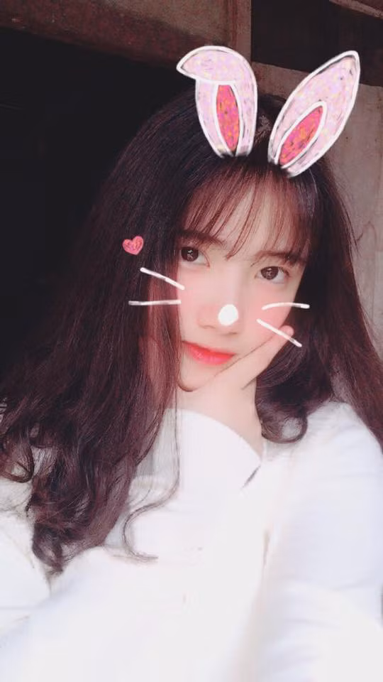Sau hồi tìm kiếm, dân mạng đã nhanh chóng tìm ra danh tính của "hot girl bán đậu phụ". Cô bạn là Trần Thanh Thảo (17 tuổi, quê gốc ở Hải Phòng) đang theo học tại trường THPT Số 2 Bắc Hà, Lào Cai.