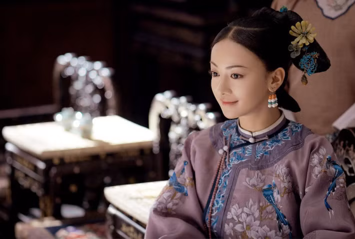 Ngô Cẩn Ngôn bất ngờ nổi tiếng sau thành công của phim cổ trang Diên Hi công lược. Vào vai nữ chính Ngụy Anh Lạc, Ngô Cẩn Ngôn mang đến hình tượng nhân vật nữ hiếm có trên màn ảnh nhỏ. Khán giả Trung Quốc đánh giá nữ diễn viên 28 tuổi không chỉ có ngoại hình thanh tú mà còn là ngôi sao biết diễn xuất.