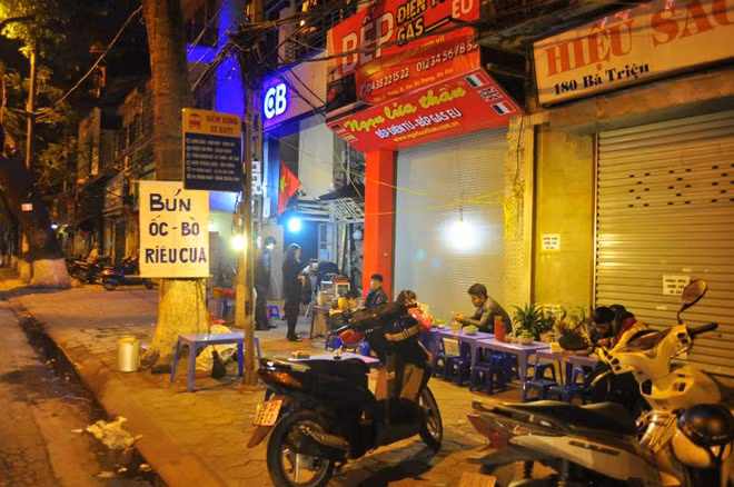 Ngoài bún riêu và bún ốc, các quán bánh cuốn nóng, quán phở cũng khá hút khách ngày đầu xuân. Giá mỗi đĩa bánh cuốn, mỗi bát phở tăng từ 5.000 đến 10.000 đồng so với ngày thường.