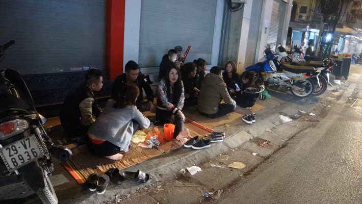 Trái ngược với dòng người đổ dồn về khu phố đi bộ Hồ Gươm để chuẩn bị đón màn pháo hoa mừng năm mới, trên phố Hàng Bồ và Hàng Bạc, nhiều người vẫn thảnh thơi ngồi tận hưởng không khí của thời khắc quan trọng.