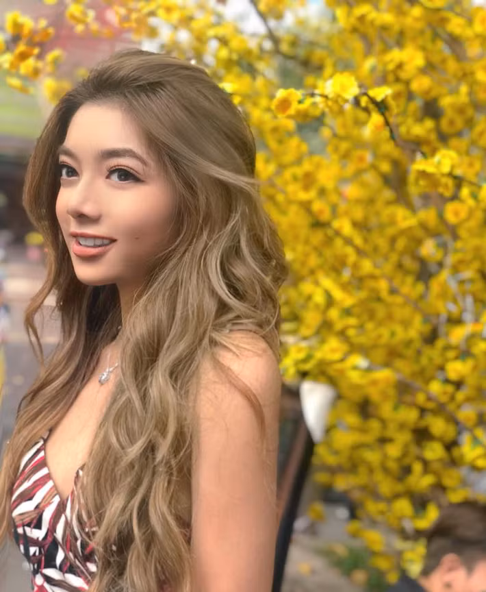Ngay sau đó, thông tin về cô gái này được cư dân mạng nhanh chóng tìm ra. "Mỹ nhân áo chính" đó chính là Katleen Phan Võ - con gái Hoa hậu Điện ảnh Việt Nam 1992 Thanh Xuân và Chưởng môn Vịnh Xuân Nam Anh - đại sư nổi tiếng trong giới võ thuật Việt Nam, đồng thời ông cũng là sư phụ của cao thủ Flores.