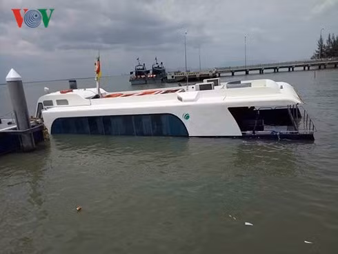 Các hành khách gặp sự cố đã được bố trí phương tiện khác tiếp tục cuộc hành trình đi về bến Bạch Đằng, Quận 1, TPHCM.