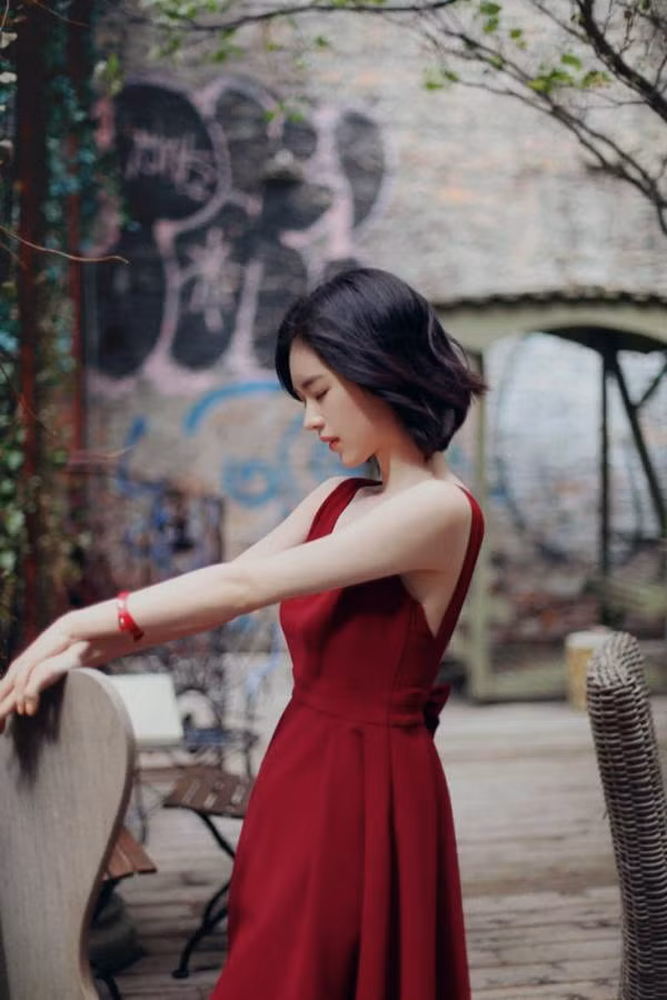 Sun Young lần đầu tiên xuất hiện với tư cách người mẫu khi chụp một bộ ảnh cho một shop online có tên Milkcola, chính bộ ảnh này đã khiến "Bạch Tuyết Hàn Quốc" trở thành tâm điểm của cộng đồng mạng cũng như các công ty giải trí tại Hàn Quốc.