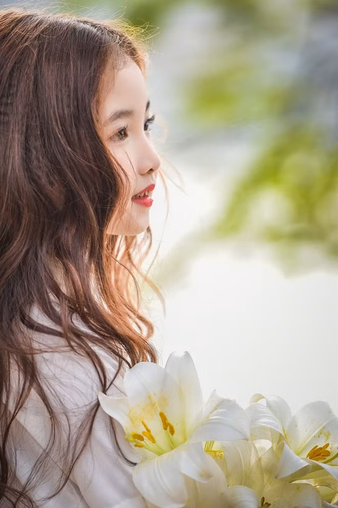 Như lời chị Hương Ly kể thêm, Hà Vy là cô gái khá tự tin trước đám đông và có khả năng diễn xuất. Khi ở nhà cô bé xinh như thiên thần này cũng rất thích hát, múa, xem truyện tranh và đặc biệt yêu thích nhân vật Doraemon.