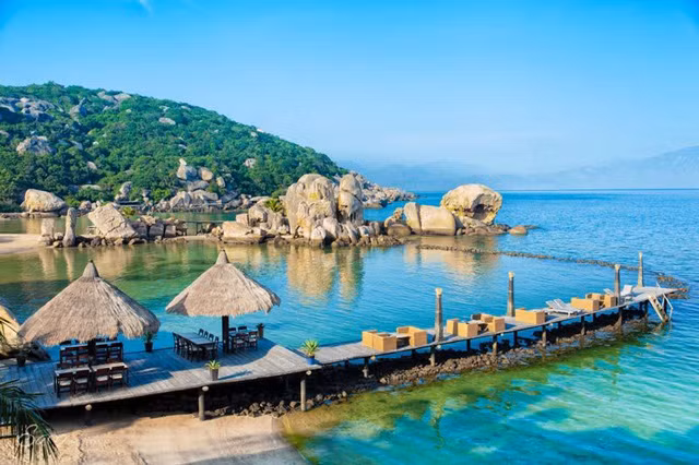 Nằm trên một bãi biển đẹp và làng chài nên thơ dưới chân núi có tên gọi là làng bãi Lao (thôn Bình Lập), khu sinh thái Sao Biển có thời tiết khá dễ chịu.