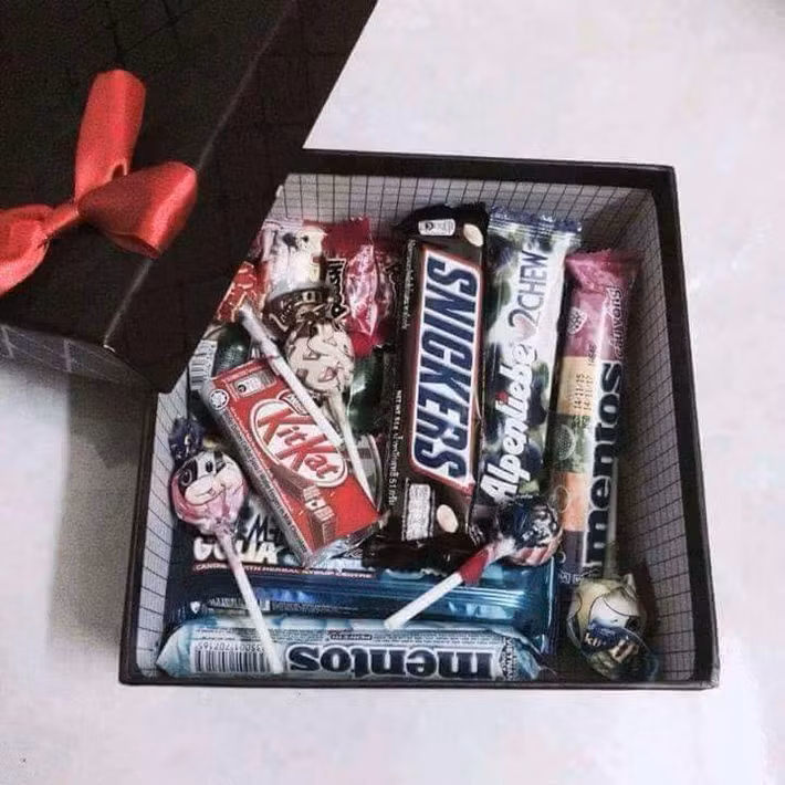 Sự dễ thương, độc đáo là những yếu tố mà hộp quà kẹo ngọt này sở hữu, đặc biệt là đối với những anh em có người yêu thích ăn đồ ngọt, ăn vặt.