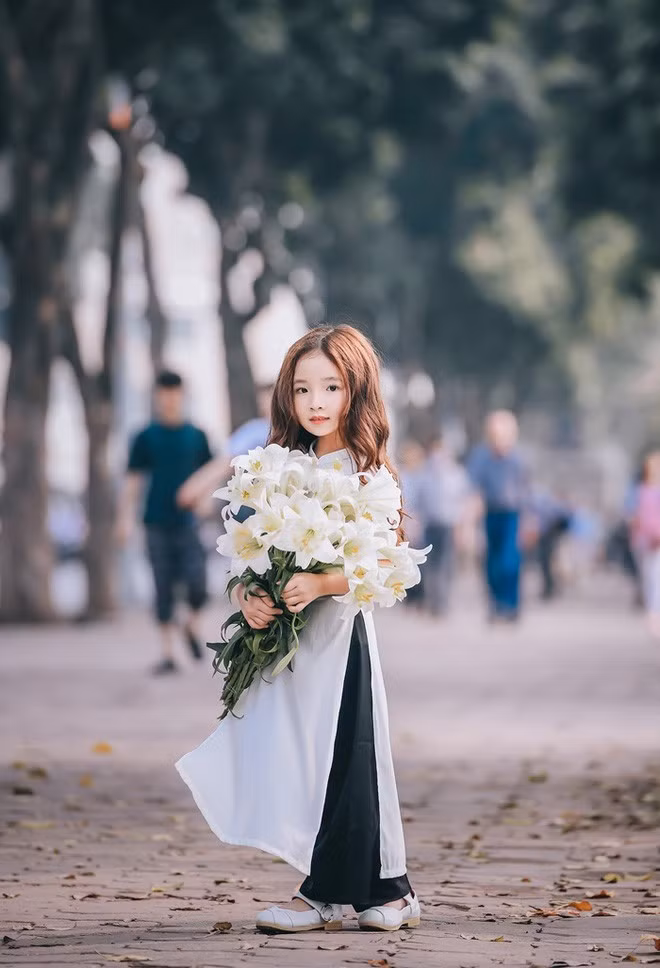 Cũng nhờ sự dạn dĩ của Hà Vy nên bộ ảnh chụp cùng hoa loa kèn ở Hồ Gươm được thực hiện rất nhanh. Và kết quả thu hoạch về là những khung hình rất đẹp, lưu giữ được vẻ đẹp mong manh của cô bé.