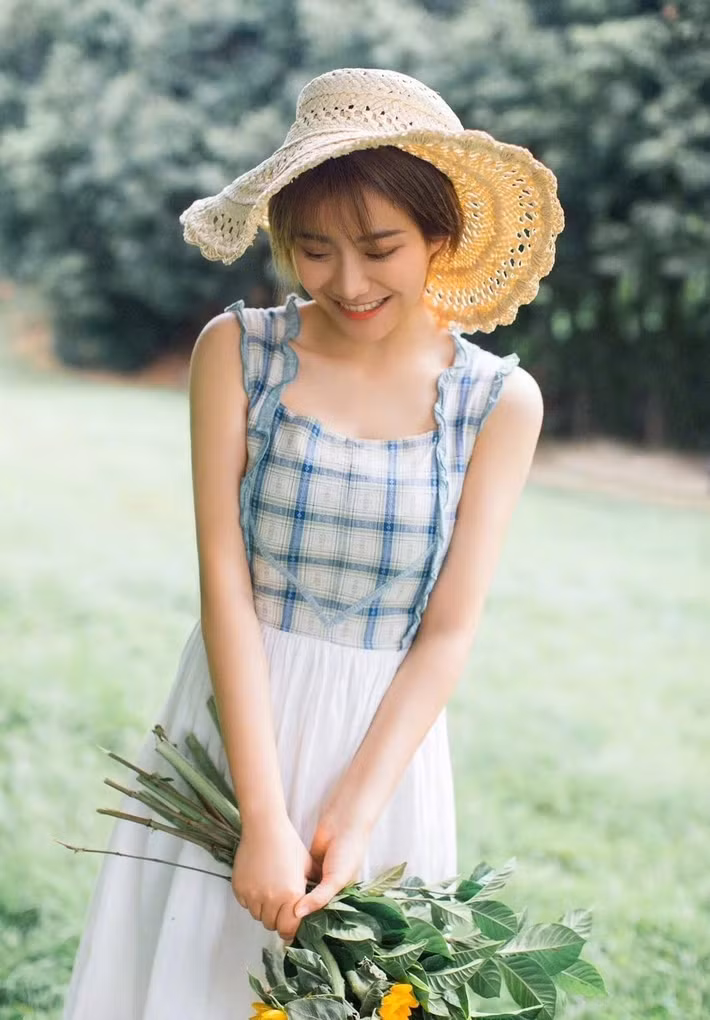 Mái tóc ngắn làm điểm nhấn tạo nên vẻ đặc sắc, quyến rũ của Hiểu Nhiễm, cô gái khiến nhiều chị em phụ nữ tự tin khoe tóc ngắn.
