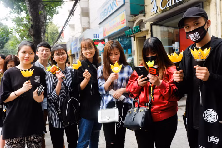 Hàng trăm fan hâm mộ của ngôi sao Hàn Quốc - Seungri đã xếp hàng dài chờ dự lễ khai trương cửa hàng mỳ Aori Ramen đầu tiên của nam ca sĩ tại Việt Nam.